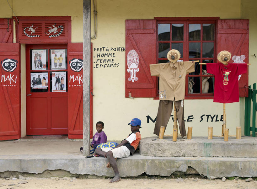 商店,横图,室外,消费,非洲,马达加斯加,行人,游客,游人,小贩,路人,旅客,摄影,非洲文化,过客,图利亚拉,彩图,礼品店