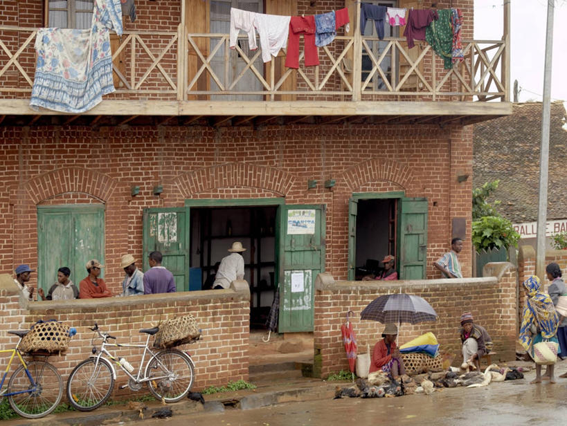 横图,阳台,城市,非洲,马达加斯加,鸭子,伞,房屋,社区,晾衣服,摄影,住房,非洲文化,破败,贫民窟,洗涤,彩图