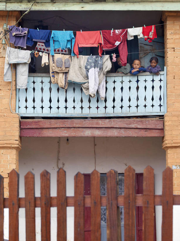 儿童,家庭,竖图,阳台,非洲,马达加斯加,社区,晾衣服,温暖,温馨,一家人,摄影,和睦,贫穷,非洲文化,贫民窟,洗涤,彩图,融洽