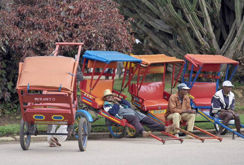 成年人,横图,非洲,马达加斯加,黄包车,休息,放松,运输,摄影,男人,彩图,人力车夫