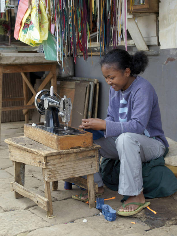 儿童,成年人,一个人,裁缝,微笑,竖图,商务,非洲,马达加斯加,小贩,工作,缝纫机,职业,摄影,缝纫,非洲文化,技能,女孩,女人,商人,彩图,传统文化