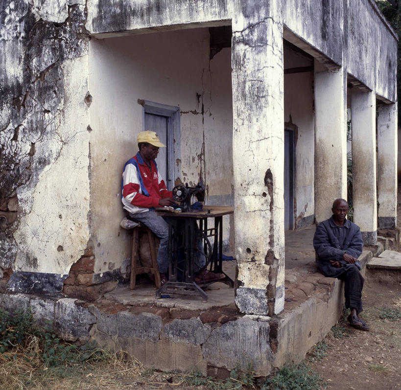 成年人,裁缝,横图,非洲,马拉维,废墟,缝纫机,社区,摄影,缝纫,腐烂,下降,破败,男人,彩图,传统文化
