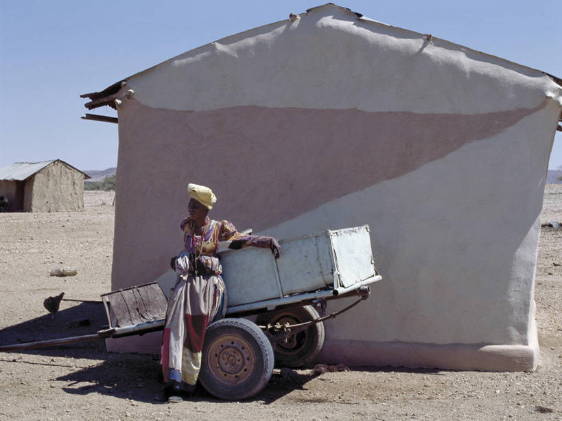 成年人,一个人,横图,室外,帽子,非洲,纳米比亚,仅一个女性,推车,房屋,社区,摄影,住房,非洲文化,达马拉兰,女人,非洲人,彩图,传统服装,传统文化,赫雷罗族