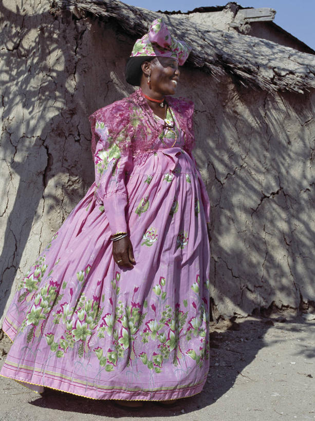 成年人,一个人,竖图,彩色,帽子,非洲,纳米比亚,仅一个女性,粉色,紫色,摄影,五颜六色,明亮,色彩斑斓,肖像,五彩缤纷,非洲文化,五彩斑斓,五光十色,女人,非洲人,彩图,传统服装,传统文化,赫雷罗族