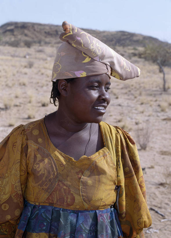 成年人,一个人,微笑,竖图,彩色,帽子,非洲,纳米比亚,仅一个女性,人体,摄影,五颜六色,明亮,色彩斑斓,肖像,五彩缤纷,非洲文化,五彩斑斓,五光十色,女人,非洲人,彩图,传统服装,传统文化,赫雷罗族