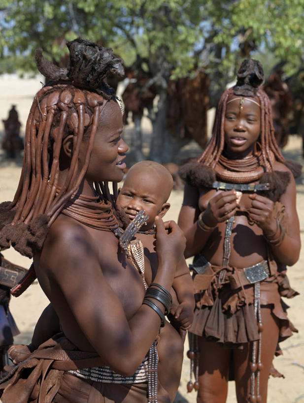 婴儿,儿童,成年人,人群,家庭,母亲,女儿,儿子,竖图,生产线,项链,珠宝,非洲,安哥拉,纳米比亚,珠子,衣服,黄色,温暖,温馨,一家人,摄影,发辫,麻花辫,和睦,草本,非洲文化,女人,非洲人,长发,发型,彩图,传统服装,融洽,传统文化,赫雷罗族,游牧民族