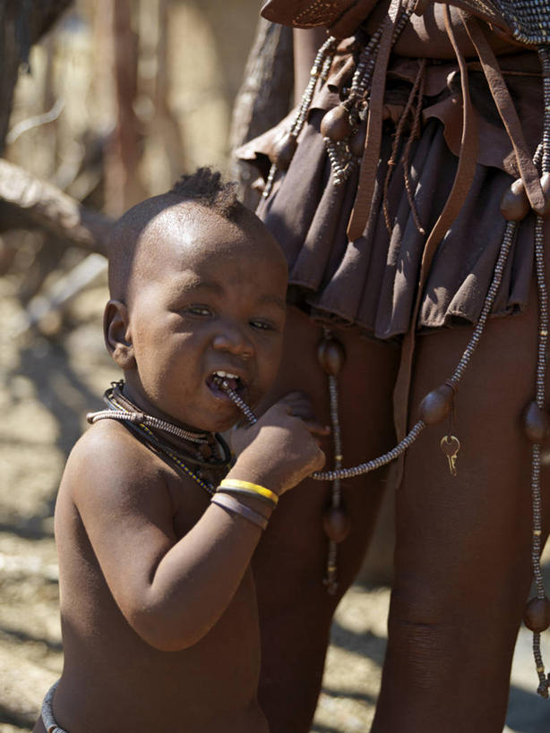 婴儿,儿童,两个人,家庭,父母,母亲,女儿,儿子,竖图,特写,珠宝,非洲,纳米比亚,珠子,腰带,衣服,黄色,温暖,温馨,一家人,吸,摄影,发辫,麻花辫,和睦,草本,肖像,非洲文化,非洲人,发型,彩图,传统服装,融洽,传统文化,赫雷罗族,游牧民族