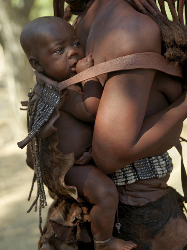 婴儿,儿童,臀部,两个人,家庭,父母,母亲,女儿,儿子,竖图,珠宝,非洲,纳米比亚,珠子,腰带,衣服,黄色,温暖,温馨,一家人,摄影,发辫,麻花辫,和睦,草本,运送,非洲文化,非洲人,发型,彩图,传统服装,融洽,传统文化,赫雷罗族,游牧民族