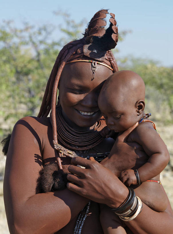 婴儿,儿童,两个人,家庭,父母,母亲,女儿,儿子,竖图,珠宝,非洲,纳米比亚,珠子,腰带,衣服,黄色,温暖,温馨,一家人,摄影,发辫,麻花辫,和睦,草本,非洲文化,非洲人,发型,彩图,传统服装,融洽,传统文化,赫雷罗族,游牧民族
