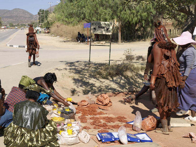 成年人,横图,消费,非洲,纳米比亚,商品,货摊,红色,摄影,贸易,奥普沃,女人,长发,商人,彩图,传统服装,传统文化,游牧民族