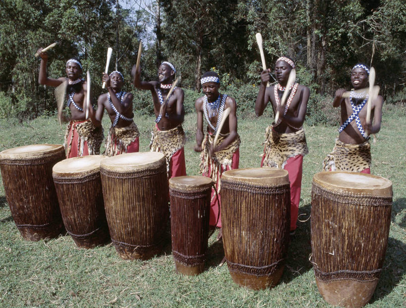 西方人,成年人,横图,欧洲,非洲,卢旺达,黑人,欧洲人,乐队,鼓,豹纹,摄影,音乐人,鼓手,男人,非洲人,彩图,舞蹈