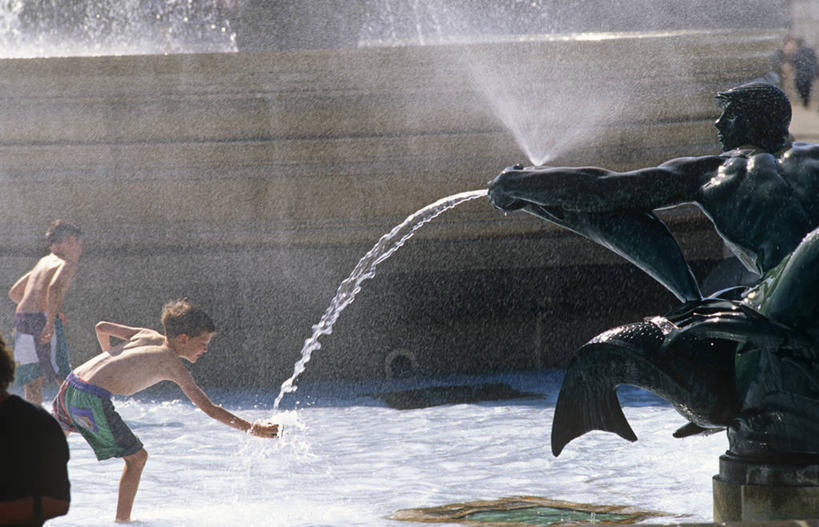 儿童,两个人,广场,横图,旅游,纯洁,水,城市,喷泉,雕塑,英国,欧洲,行人,游客,游人,球袋,首都,历史,英格兰,路人,旅客,夏天,可爱,童年,童趣,摄影,酷,童真,烂漫,无邪,英国文化,特拉法尔加广场,过客,天真,男孩,休闲活动,彩图,旅行,传统文化