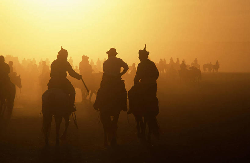 成年人,人群,横图,室外,日落,太阳,马,蒙古,亚洲,骑马,会议,家畜,摄影,灰尘,事件,剪影,喀喇昆仑山,男人,男性,彩图,传统文化