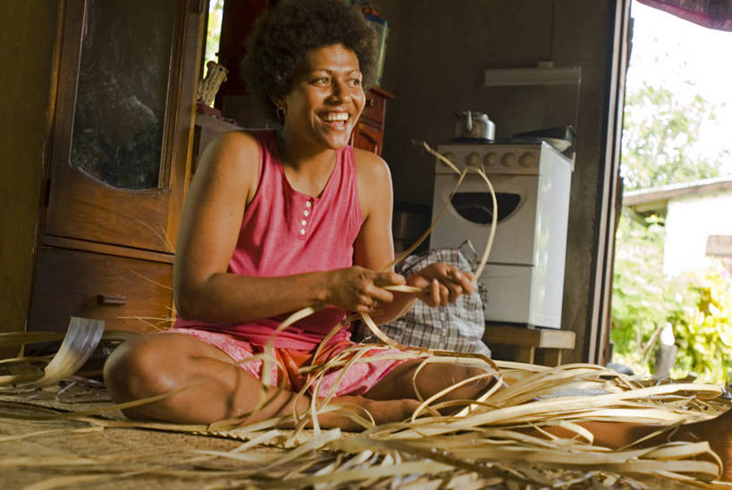 成年人,一个人,横图,室外,棕榈树,斐济,仅一个女性,覆盖,工作,房屋,岛,纺织,社区,工业,摄影,住房,热带气候,忙碌,南太平洋,美术工艺,沙滩垫,女人,海滩,彩图