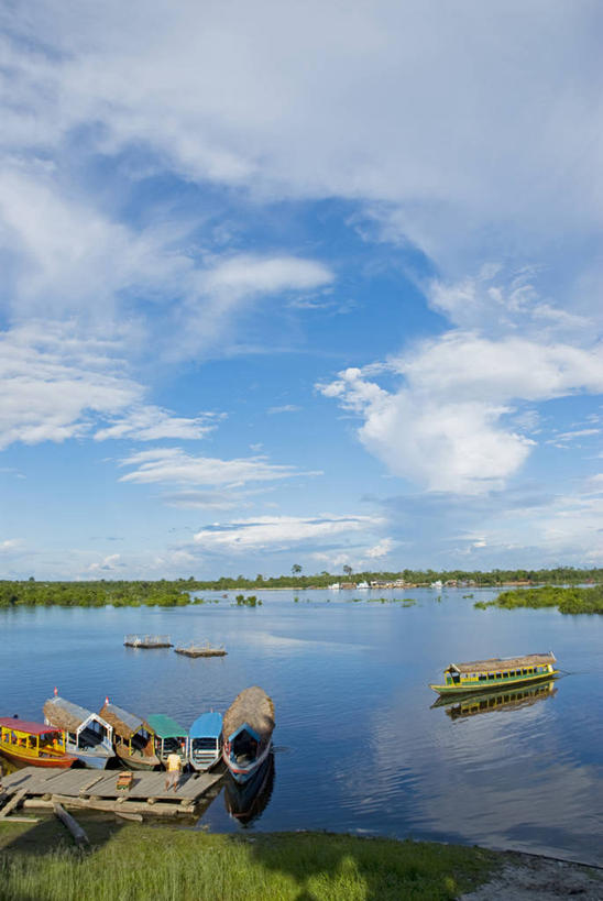 码头,竖图,室外,河流,水,船,亚马逊河,秘鲁,乘客,停靠,云,蓝色,天空,南美,运输,摄影,热带气候,拉丁美洲,渡轮,停泊,伊基托斯,彩图,旅行