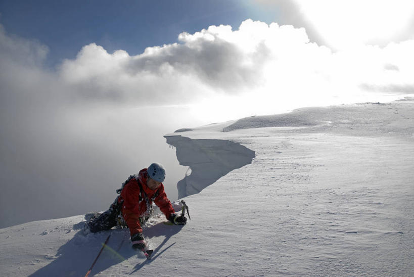 成年人,一个人,攀登,横图,室外,运动,美景,山,山脉,雪,英国,仅一个男性,冰,地形,景观,山顶,悬崖,冬天,高处,苏格兰,刺激,风景,自然,景色,寒冷,摄影,动作,国家公园,自然风光,苏格兰高地,冬季运动,冰镐,冒险,危险,男人,触摸,爬山,彩图
