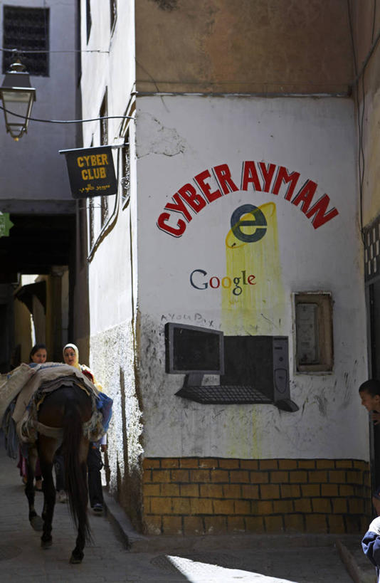 成年人,两个人,网吧,竖图,互联网,技术,摩洛哥,现代,海报,壁画,广告,动物,社区,运输,摄影,伊斯兰教,骡子,北非,驴子,无线电技术,费兹,登录,女人,彩图,旅行,涂鸦,巷