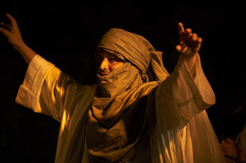 成年人,一个人,横图,夜晚,摩洛哥,仅一个男性,长袍,头巾,衣服,黄昏,摄影,面纱,北非,费兹,男人,彩图,传统服装,舞蹈,图阿雷格人