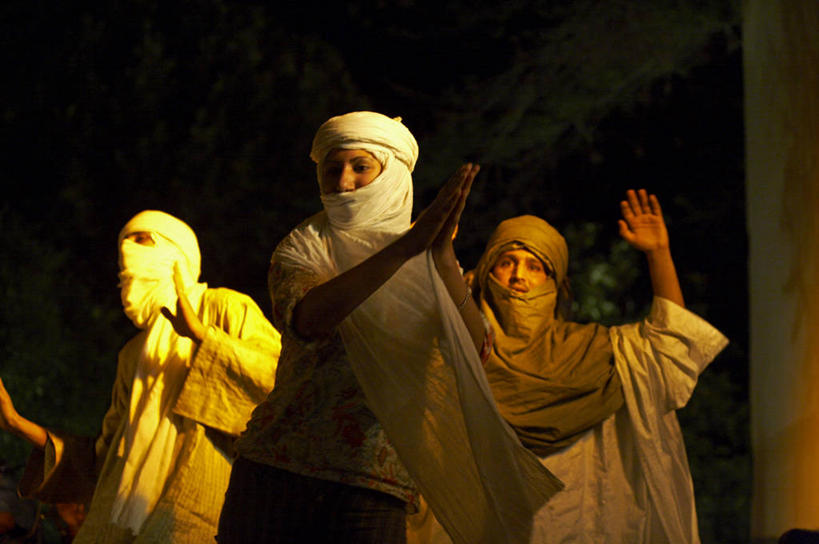 成年人,三个人,横图,夜晚,摩洛哥,长袍,衣服,黄昏,摄影,面纱,北非,费兹,男人,女人,彩图,传统服装,舞蹈,图阿雷格人