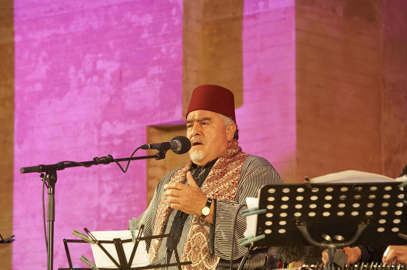 成年人,一个人,横图,帽子,摩洛哥,仅一个男性,表演,音乐,衣服,摄影,唱,麦克风,音乐人,北非,乐谱架,费兹,男人,歌手,彩图,传统服装,传统文化