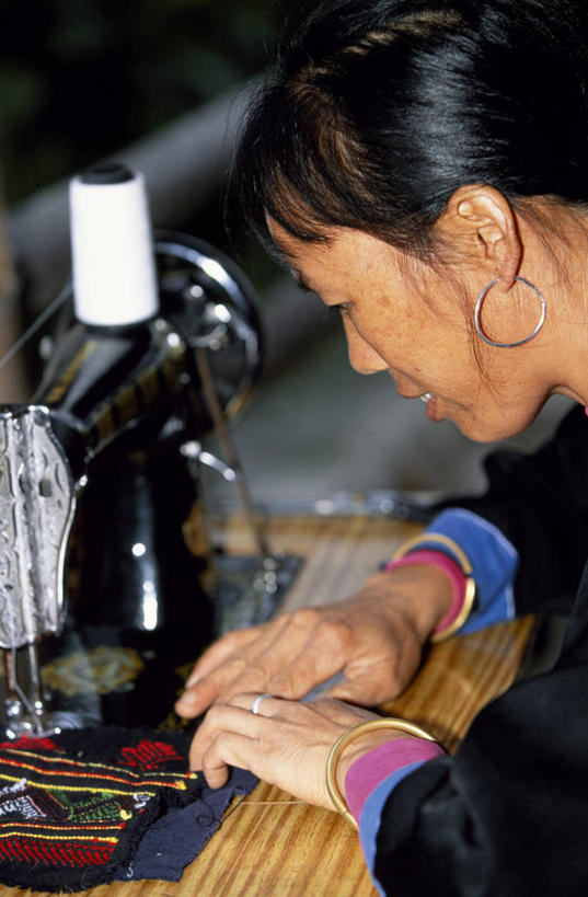 成年人,一个人,竖图,纺织品,亚洲,仅一个女性,工作,缝纫机,职业,摄影,广西,缝纫,专心,肖像,女人,彩图