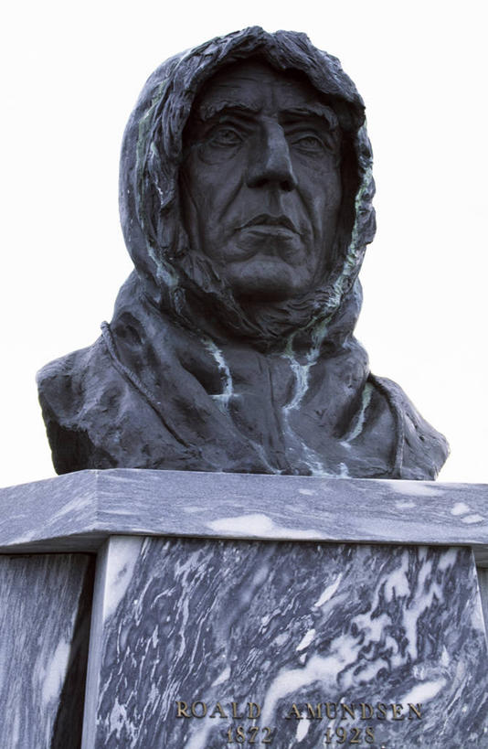 头,无人,竖图,山,挪威,雕像,大理石,纪念碑,人体,摄影,纪念,留念,气象,气候,怀念,探险家,斯瓦尔巴德群岛,头部,彩图,拟人