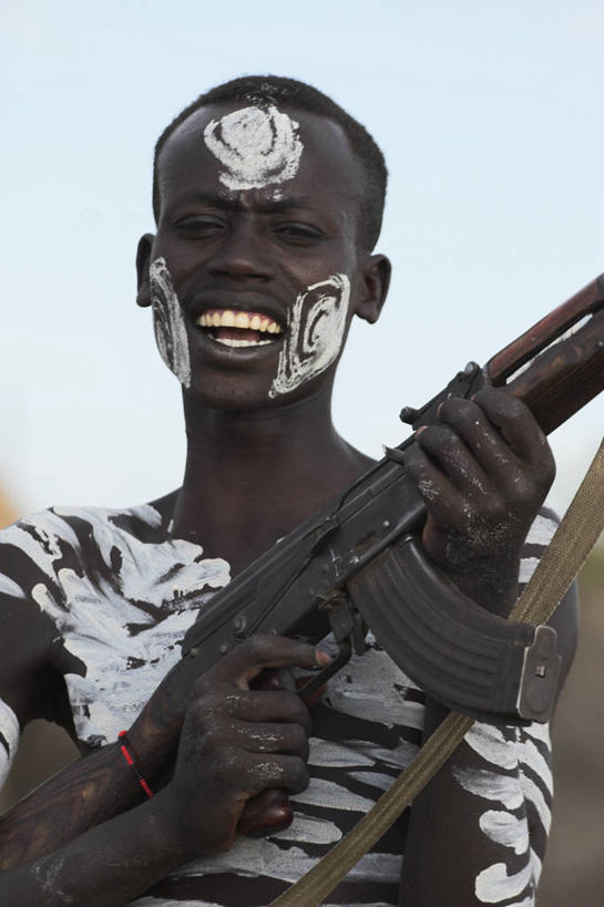 成年人,一个人,竖图,非洲,埃塞俄比亚,仅一个男性,枪支,武器,摄影,肖像,来福枪,奥莫低谷,AK47步枪,男人,彩图,传统文化