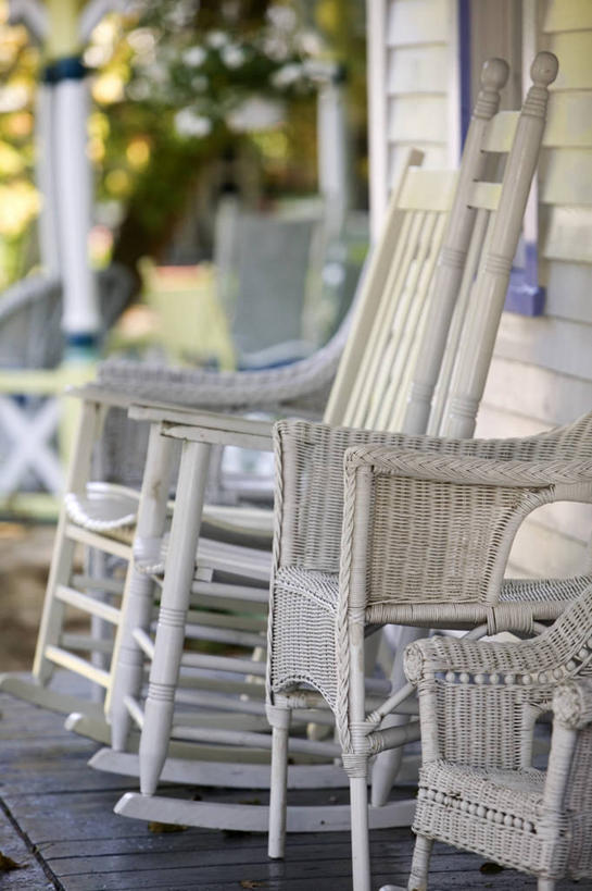 无人,竖图,椅子,美国,摇椅,摄影,北美,北美洲,美洲,马萨诸塞州,麻州,麻省,马萨诸塞,麻塞诸塞,老殖民地,海湾之州,北亚美利加洲,亚美利加洲,马撒葡萄园岛,马萨葡萄园岛,姜饼屋,玛莎葡萄园岛,美国人,彩图,门廊,美利坚合众国