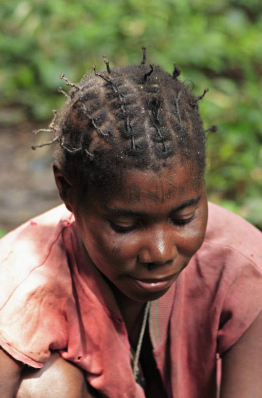 儿童,一个人,竖图,纯洁,非洲,仅一个女性,仅一个人,小孩,仅一个小孩,可爱,童年,童趣,摄影,种族,肖像,童真,烂漫,无邪,中非共和国,天真,女孩,女人,女性,孩子,彩图,女生,传统文化,俾格米族