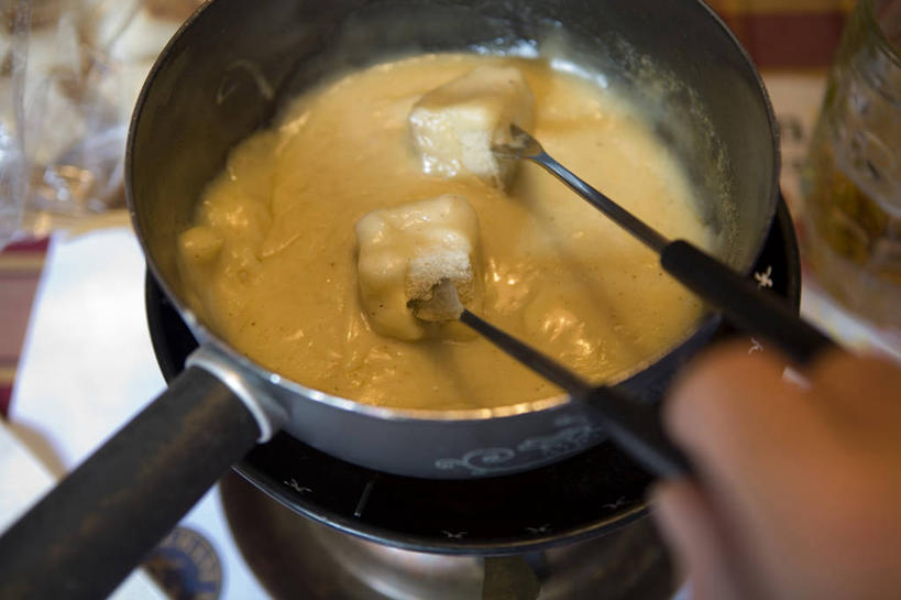 奶酪,一个人,吃,横图,吃饭,瑞士,欧洲,食品,摄影,膳食,西欧,法式食品,奶酪火锅,彩图,餐馆,传统文化