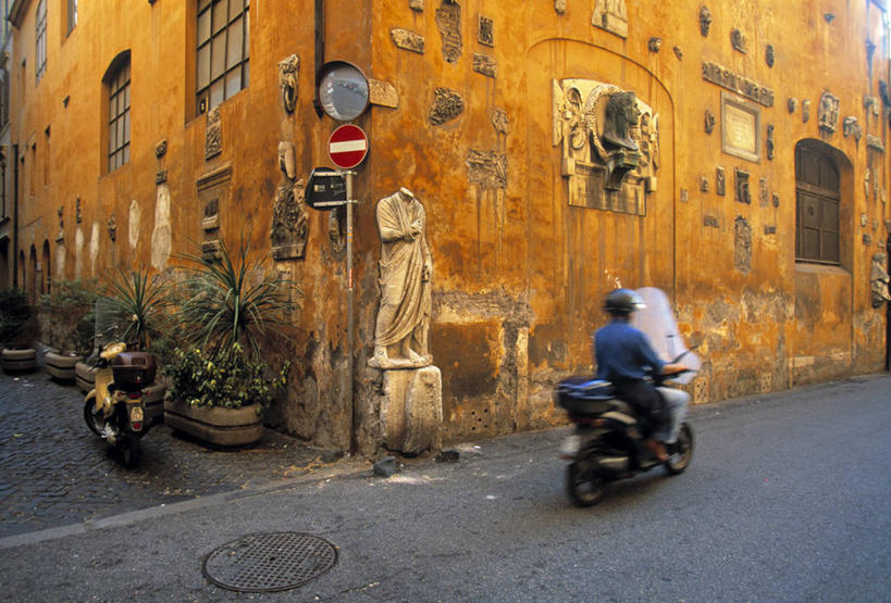 一个人,横图,摩托车,自行车,意大利,欧洲,墙,首都,车,脚踏车,交通工具,摄影,载具,彩图