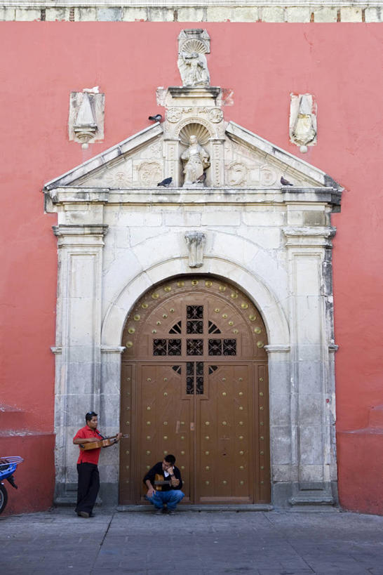 两个人,教堂,竖图,墨西哥,门口,表演者,摄影,中美洲,拉丁美洲,瓦哈卡,彩图