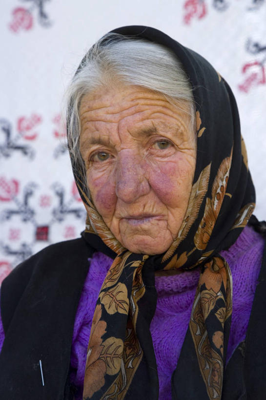 成年人,一个人,竖图,室外,欧洲,罗马尼亚,仅一个女性,头巾,头饰,发饰,摄影,肖像,东欧,中欧,特兰西瓦尼亚,女人,彩图