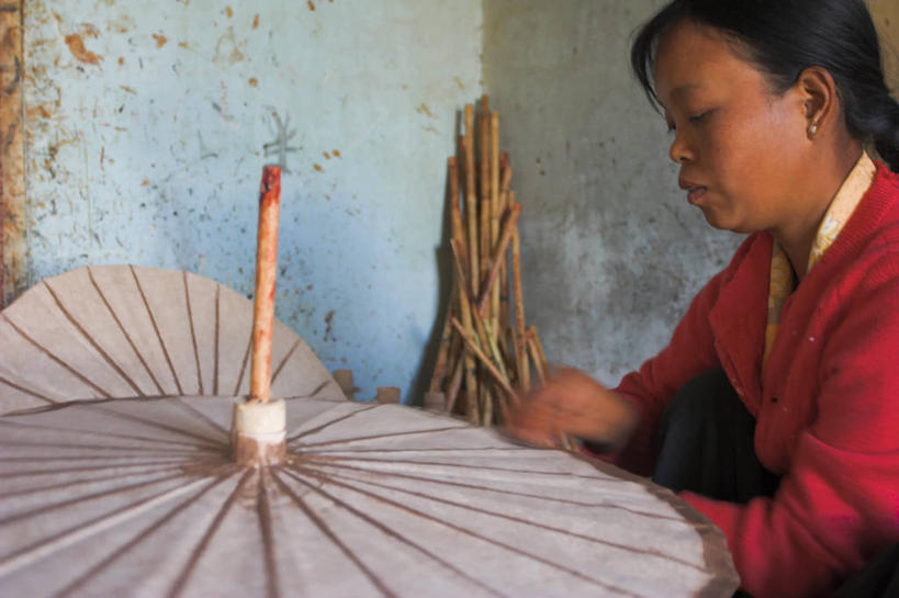 成年人,一个人,横图,缅甸,亚洲,仅一个女性,伞,做,摄影,东南亚,肖像,掸邦,女人,彩图