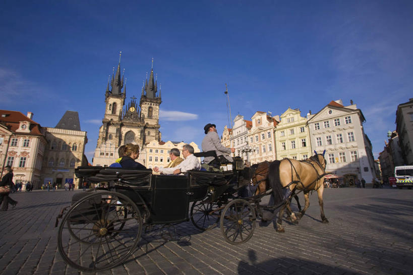 广场,横图,旅游,城市,欧洲,捷克,行人,游客,游人,首都,路人,旅客,摄影,东欧,中欧,捷克共和国,旧城广场,布拉格广场,布拉格,瓦茨拉夫广场,布拉格旧城广场,布拉格老城广场,过客,提恩教堂,旧城区,彩图,布拉格历史中心