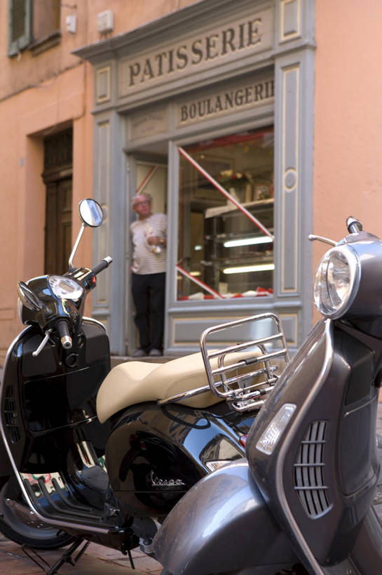 无人,竖图,摩托车,自行车,法国,欧洲,车,脚踏车,交通工具,摄影,西欧,地中海,普罗旺斯,载具,法国文化,圣曹菲,面包店,彩图