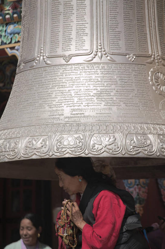 成年人,寺庙,竖图,尼泊尔,亚洲,首都,佛塔,地标建筑,祈祷,摄影,宗教,佛教,加德满都,博达塔,巴格马提河,喜马拉雅山脉,女人,彩图