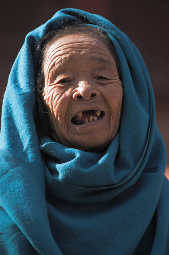 成年人,老年人,一个人,竖图,室外,尼泊尔,亚洲,仅一个女性,仅一个人,首都,摄影,仅一个老年女性,肖像,加德满都,喜马拉雅山脉,老年女性,女人,女性,彩图,杜巴广场