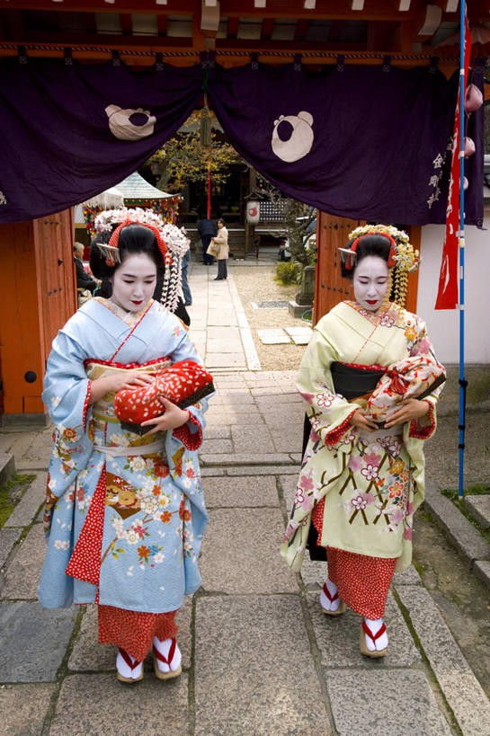 成年人,一个人,竖图,日本,亚洲,仅一个女性,和服,日本文化,摄影,京都府,木底鞋,肖像,艺妓,东亚,本州,本州岛,日本国,近畿地方,近畿,写实,祗园,女人,彩图,传统服装,舞妓