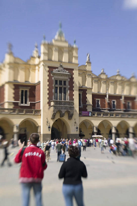 两个人,竖图,旅游,欧洲,波兰,行人,游客,游人,路人,旅客,摄影,东欧,中欧,克拉科夫,过客,纺织会馆,彩图