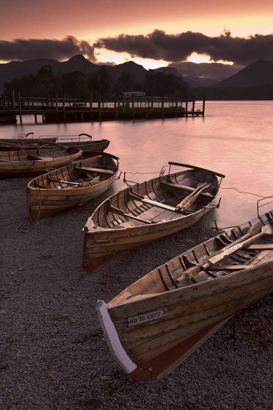 划艇,无人,竖图,彩色,室外,美景,日落,水,英国,欧洲,地形,景观,英格兰,风景,自然,景色,摄影,五颜六色,宁静,色彩斑斓,国家公园,西欧,自然风光,北欧,五彩缤纷,英国文化,五彩斑斓,坎布里亚,德文特湖,五光十色,秋天,彩图,传统文化