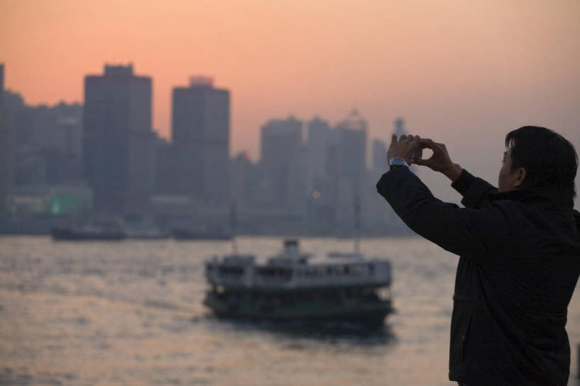 一个人,横图,通讯,日落,城市,手机,香港,亚洲,维多利亚港,拍照,摄影,九龙,无线电技术,彩图,天星小轮