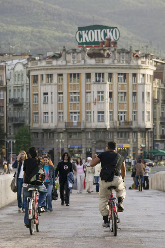 竖图,城市,自行车,欧洲,桥,首都,车,脚踏车,骑,交通工具,骑车,摄影,载具,巴尔干,斯科普里,步行,彩图