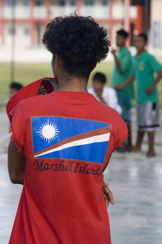 儿童,少年,一个人,竖图,室外,海洋,旗帜,马绍尔群岛,密克罗尼西亚,岛,T恤,休闲装,摄影,太平洋,热带气候,大洋洲,北太平洋,珊瑚岛,男孩,彩图