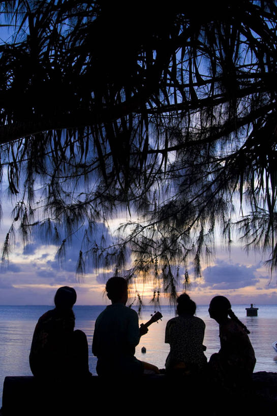 儿童,成年人,人群,竖图,室外,海洋,日落,马绍尔群岛,密克罗尼西亚,表演,岛,吉他,乐器,黄昏,摄影,太平洋,热带气候,大洋洲,剪影,北太平洋,尤克里里琴,珊瑚岛,男孩,男人,女孩,女人,彩图