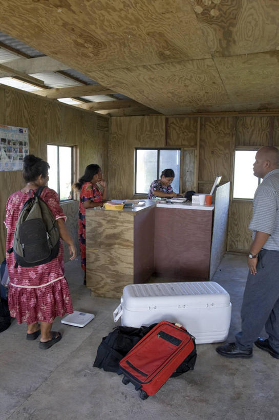 成年人,机场,竖图,室外,海洋,美景,马绍尔群岛,密克罗尼西亚,岛,景观,自然,景色,摄影,太平洋,热带气候,简单,自然风光,大洋洲,北太平洋,珊瑚岛,女人,彩图