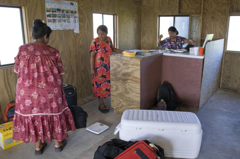 成年人,三个人,机场,横图,室外,海洋,美景,马绍尔群岛,密克罗尼西亚,岛,景观,自然,景色,摄影,太平洋,热带气候,简单,自然风光,大洋洲,北太平洋,珊瑚岛,女人,彩图