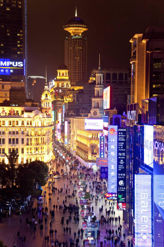 竖图,俯视,室外,夜晚,旅游,城市,霓虹灯,上海,亚洲,行人,许多人,黄昏,南京路,一群人,摄影,群众,彩图,高角度拍摄