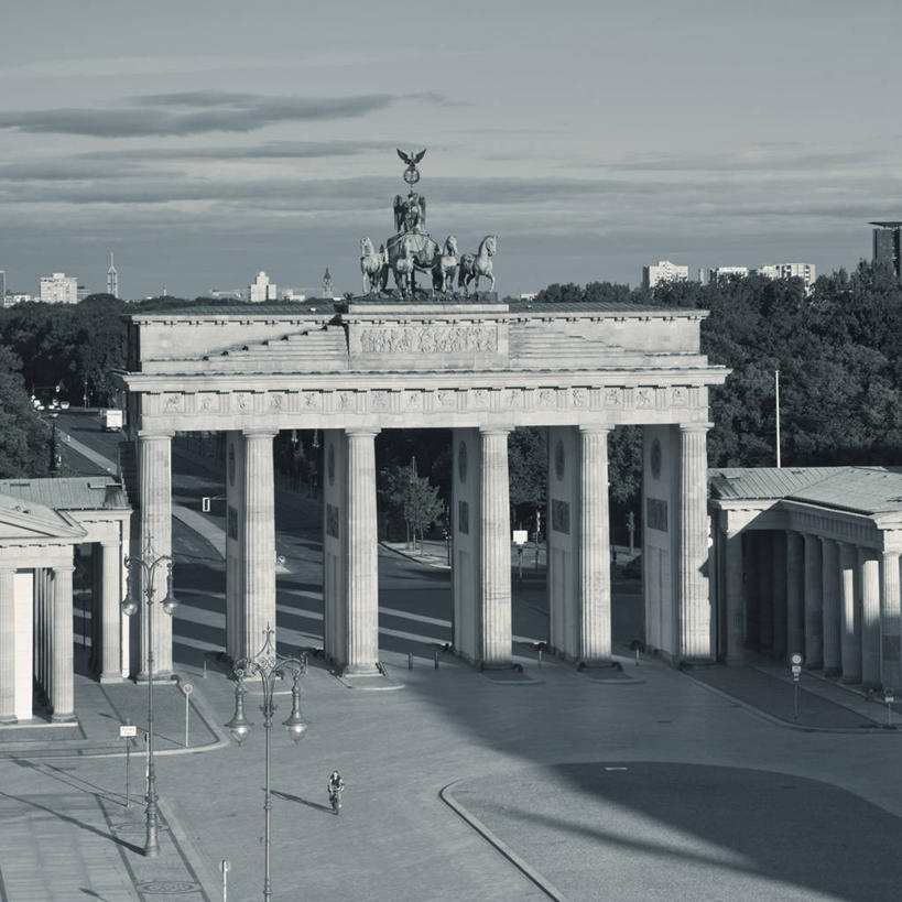 一个人,横图,方图,黑白,室外,白天,旅游,城市,德国,欧洲,首都,柏林,摄影,西欧,德国文化,勃兰登堡大门,巴黎广场