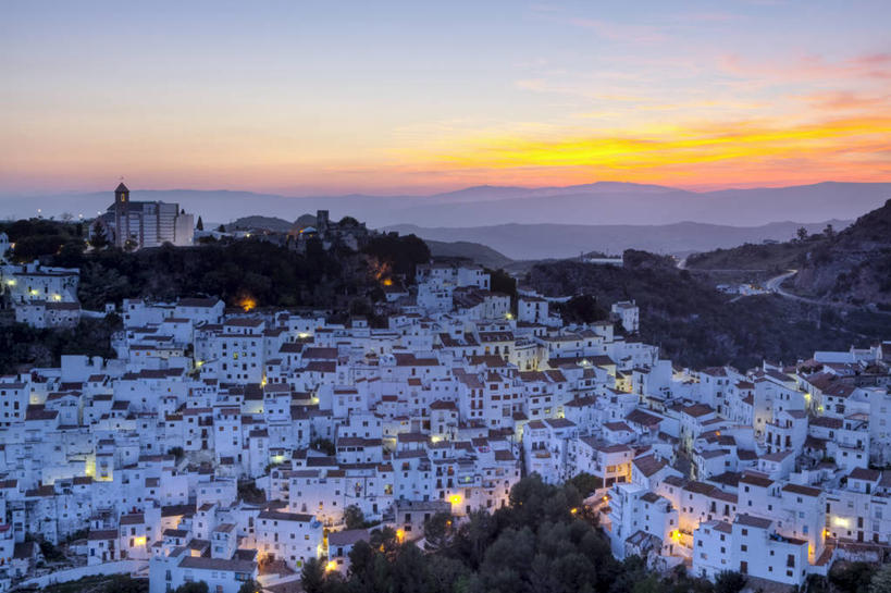 无人,教堂,横图,俯视,室外,白天,夜晚,旅游,美景,日落,山,建筑,西班牙,欧洲,城堡,地形,景观,乡村,塔,城墙,自然,黄昏,春天,景色,摄影,生活方式,照亮,地中海文化,南欧,自然风光,安达路西亚,伊比利亚半岛,卡萨雷斯,彩图,高角度拍摄,旅行,大教堂,传统文化